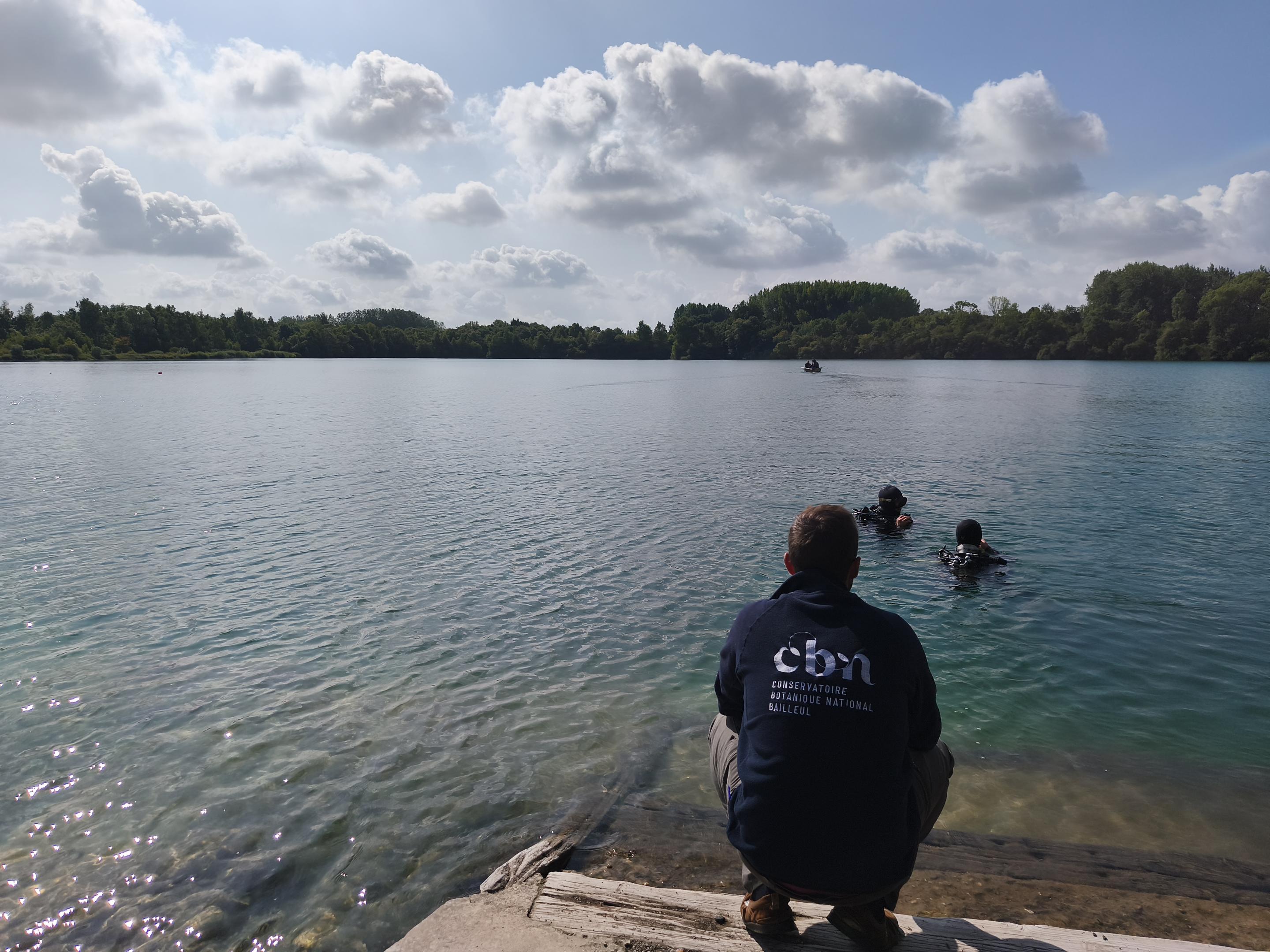 Le lac bleu de Rœux, bien plus qu'une simple ancienne carrière de craie : une plongée pleine de surprises ! 